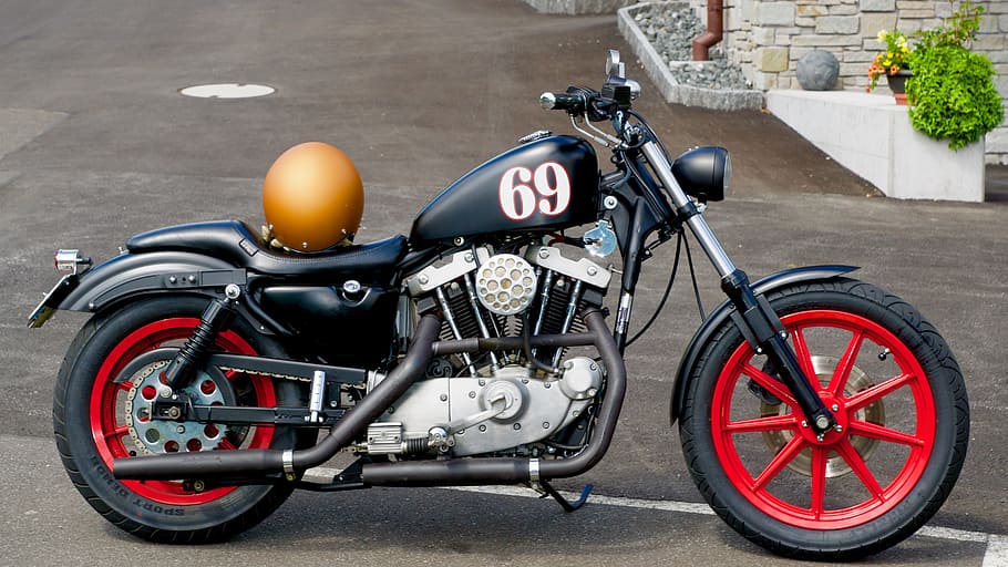 moto de creuer negre, moto, eigenbau, conversió, dos cilindres, rodes vermelles, transport, manera de transport, ciutat, carrer, carretera, dia, vehicle terrestre, estacionari, vermell, cap gent, a l'aire lliure, signe, protecció, seguretat, viatjar, arquitectura, primer pla, roda, 5K