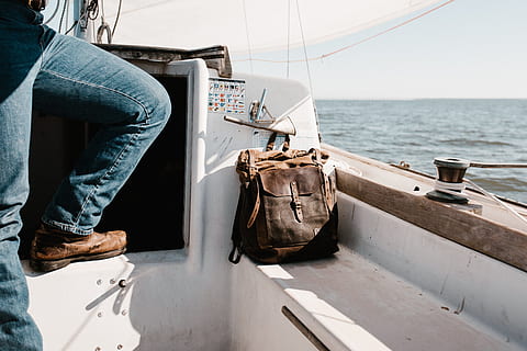Person, Blau, Denim Jeans, Yacht, neben, braun, Tasche, Leder-Rucksack, Weiß, Schnellboot, Leder, Tornister, Wasserfahrzeug, Meer, Segeln, Segelboot, Männer, draußen, Wasser, Transport, Segelschiff, Menschen, Bootsdeck, Tag, Horizont über Wasser, eine Person, niedriger Abschnitt, Legere Kleidung, Natur, Jeans, Transportmittel, Freizeitbeschäftigung, Lebensstile, Himmel, Erwachsene, Sonnenlicht, 5K, CC0, gemeinfrei, lizenzfrei