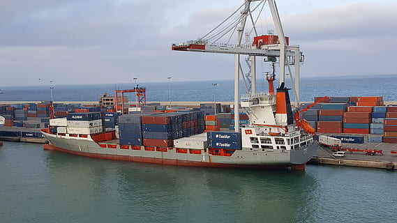 nave cargo, nave, cargo, contenitore, porta, carico, acqua, porta del container, gru portuali, trasporto, spedizione, gru, gru a cavalletto per container, carica, terminale di contenitore, avvio, nave nautica, mezzi di trasporto, mare, cielo, modo di trasporto, architettura, trasporto merci, nuvola - cielo, contenitore di carico, porto, attività commerciale, molo, molo commerciale, natura, gru - macchine edili, nessuno, all'aperto, orizzonte sull'acqua, barca a vela, 5K, CC0, dominio pubblico, privo di copyright