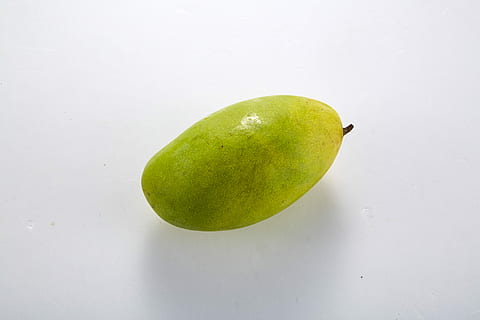 Fruta, mango, mango grande, color verde, comida y bebida, alimentación saludable, comida, frescura, bienestar, nadie, foto de estudio, solo objeto, adentro, separar, de cerca, agua, naturaleza muerta, Fondo blanco, naturaleza, soltar, copia espacio, maduro, comida vegetariana, 5K, CC0, dominio público, libre de derechos