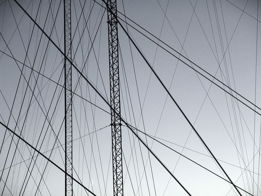 Graustufenfotografie, grau, Stahlstruktur, Graustufenfoto, Kabeladern, Pylon, Leitungen, Kabel, Struktur, Himmel, Mast, Transport, keine Leute, Segelboot, Wasserfahrzeug, Seil, Natur, Flachwinkelansicht, Segeln, Transportmittel, Pole, Takelwerk, Schiff, Wasser, die Architektur, draußen, Meer, Tag, Verbindung, 1080P
