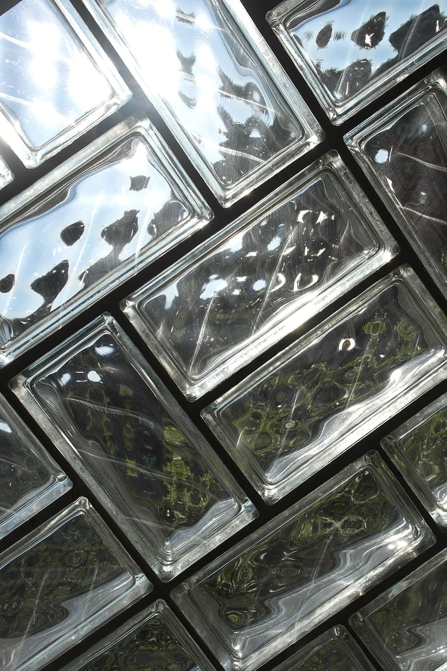 fliser, solstråler, plads, afspejling, sol, stråler, skinnende, sølvfarvet, baggrunde, høj vinkel visning, dag, ingen mennesker, fuld ramme, glas - materiale, gennemsigtig, metal, indendørs, bil, mønster, motor køretøj, tæt på, design, land køretøj, teknologi, krom, stål, legering, 5K