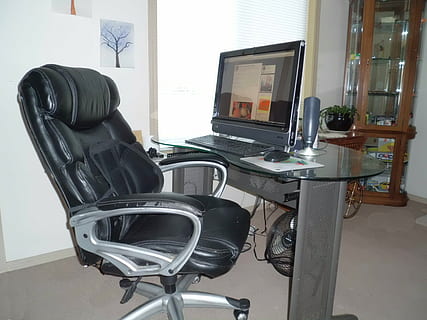 zapnutý, ploché, obrazovka, monitor, plocha počítače, hp touchsmart, lavice, počítač, židle, kancelář, sedadlo, nikdo, uvnitř, absence, stůl, technologie, okno, prázdný, den, stálý život, domácí interiér, lékařské vybavení, sklo - materiál, průhledný, nábytek, přeprava, zařízení, Černá barva, zaměřit se na popředí, kolo, 4K, CC0, veřejná doména, bez autorských práv