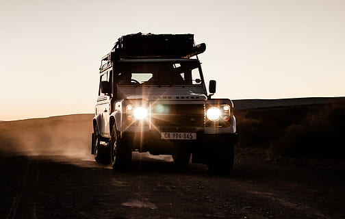 hvit, suv frontlykter, slått, sølv land rover kjøretøy, ørken, bil, kjøre, øde, sti, bevegelse, reise, bakgrunns, utforske, oppdage, skumring, teft, kjøretøy, 4wd, landskap, lys, silhouette, kontrast, filmskaperen, Kom deg bort, transport, transportmiddel, himmel, land kjøretøy, motorkjøretøy, vei, én person, solnedgang, kjøring, natur, land, skitt, enkelt objekt, 4x4, 2K, CC0, offentlig domene, opphavsrett gratis