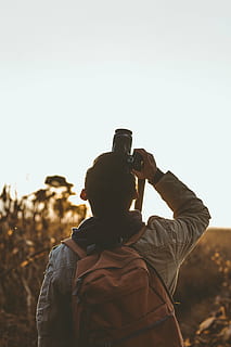 muž, hospodářství, dslr fotoaparát, přijímání, fotografie, nahoru, chlap, Fotoaparát, zachycení, dslr, Střílení, fotograf, batoh, zadní, bokeh, Příroda, vzhlédnout, zpětný pohled, focení, dospělý, jen dospělí, kopie prostor, jedna osoba, fotografická témata, lidé, venku, sdělení, nebe, skutečných lidí, životního stylu, volnočasové aktivity, čisté nebe, stojící, zaměřit se na popředí, muži, den, pas nahoru, technologie, teplé oblečení, 5K, CC0, veřejná doména, bez autorských práv