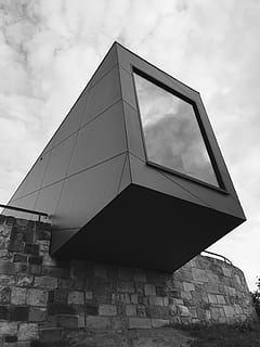 Turingia Germania, illuminato, castello, Turingia, Germania, castello illuminato, architettura, forma triangolare, esterno dell'edificio, nuvola - cielo, struttura costruita, nessuno, cielo, Inquadratura dal basso, giorno, natura, costruzione, caratteristica della parete, all'aperto, parete, forma geometrica, finestra, vetro - materiale, forma piramidale, forma, moderno, destinazioni di viaggio, muro di pietra, 2K, CC0, dominio pubblico, privo di copyright