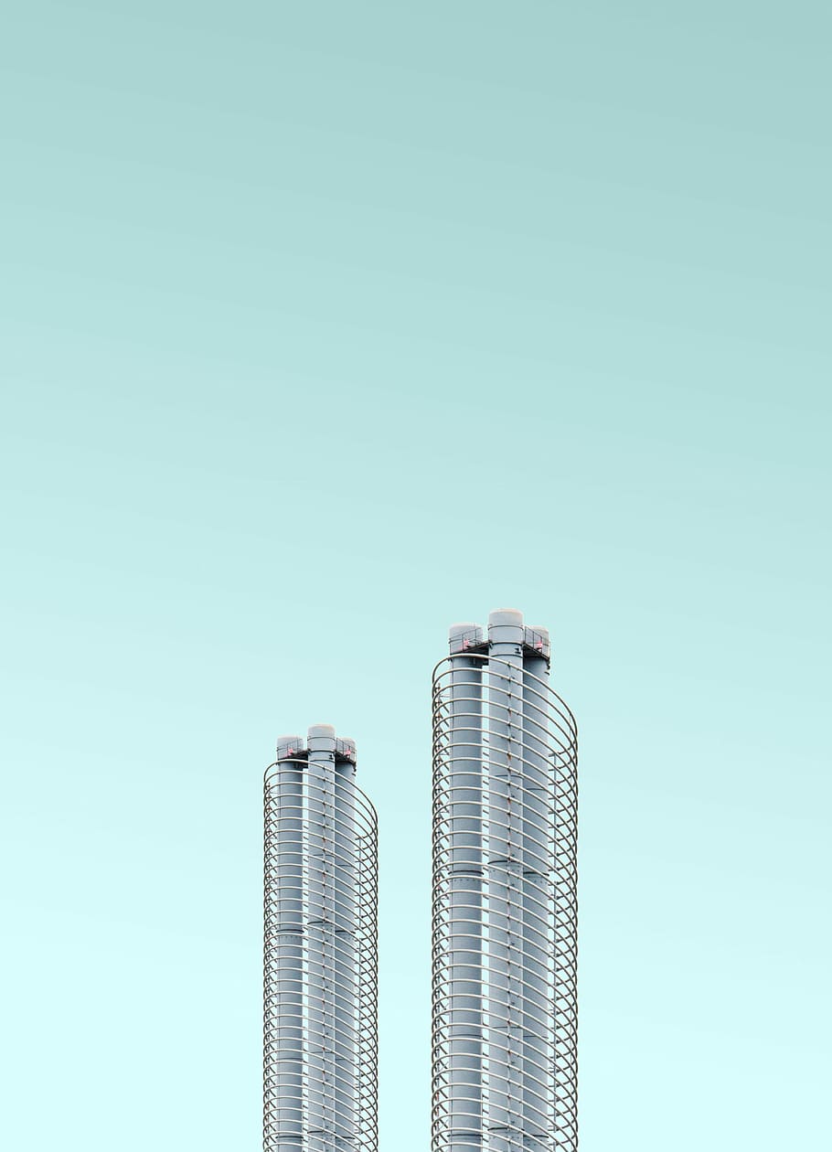 dois, cinzento, hastes de metal, torres, baixo, fotografia de ângulo, torre, construção, chaminé, céu, azul, copie o espaço, tiro do estúdio, metal, dentro de casa, ninguém, fundo colorido, ainda vida, fundo azul, fechar-se, fundo branco, indústria, prateado colorido, Cortar fora, único objeto, finança, céu limpo, recurso de construção de parede, pilha, estrutura construída, 5K