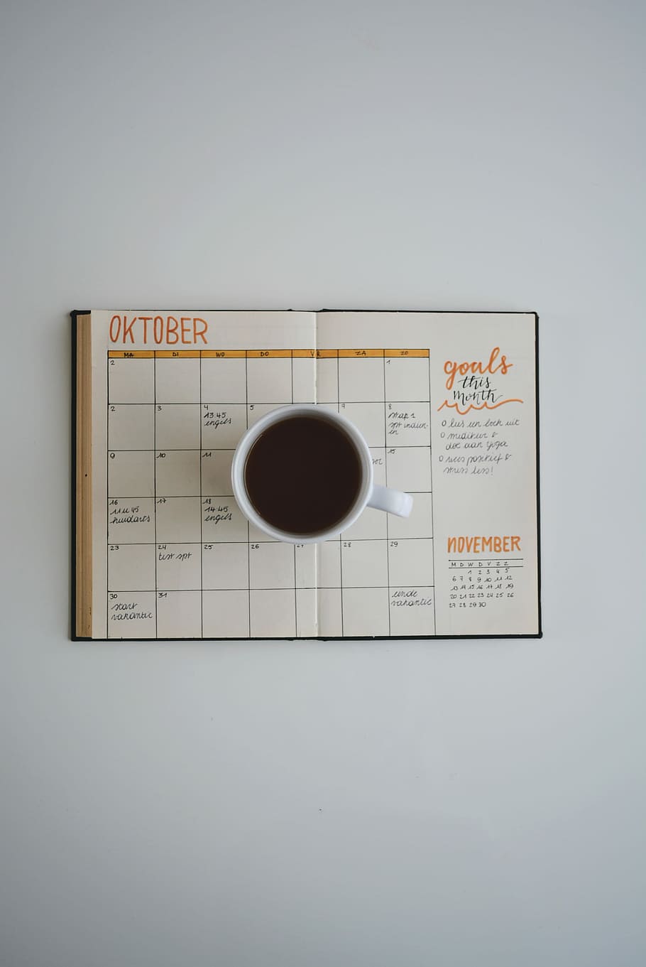 blanc, tassa de cafè, calendari, octubre, tassa, cafè, calendari d’octubre, diari, planificador, revista, escriptori, organitzador, flatlay, agenda, bullet journal, a l'interior, text, tir de l'estudi, guió occidental, cap gent, comunicació, directament a sobre, paper, còpia espai, nombre, primer pla, forma geomètrica, natura morta, cafè - beguda, menjar i beguda, beure, planificació, 2K