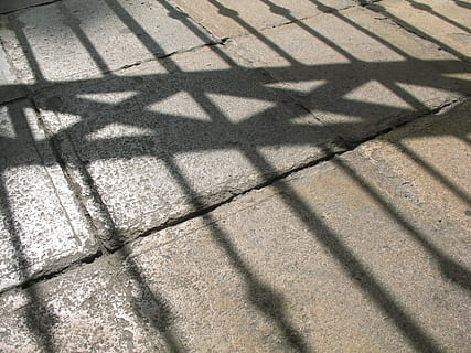 Schatten, Gitter, Boden, Eisen, Sonnenlicht, Fokus auf Schatten, High Angle View, Tag, keine Leute, Natur, Muster, Hintergründe, draußen, Fußweg, Vollbild, Land, texturiert, Feld, Straße, die Architektur, Zaun, Pflasterstein, 2K
