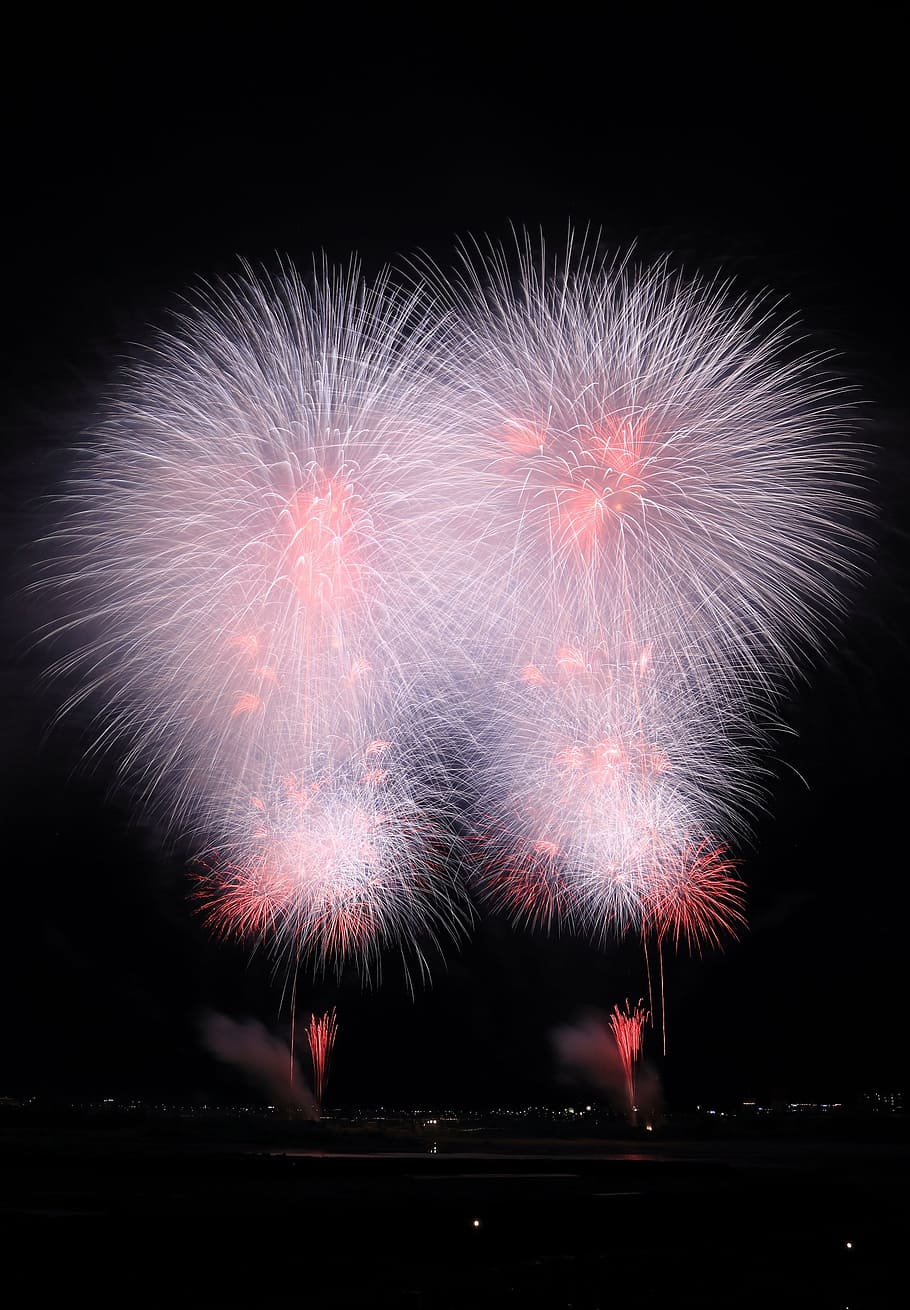 focs artificials, espurna, núvols, cel, naturalesa, fum, celebració, festa, nit, cultura i entreteniment artístic, exhibició de focs artificials, moviment, explosió, esdeveniment, il·luminat, fum - estructura física, focs artificials - objecte fet per l'home, exposició llarga, cap gent, moviment borrós, cap d'any, explosiu, color rosa, a l'aire lliure, 4K