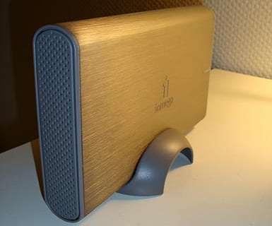 externí pevný disk, úložiště USB, usb, úložný prostor, Paměť, iomega externí pevný disk, vzpomínky, blikat, technologie, počítač, spojení, přenos dat, výcvik, zařízení, doplněk, digitální, elektronika, světle hnědá barva, uvnitř, detail, nikdo, den, sdělení, vysoký úhel pohledu, text, západní skript, retro stylu, stůl, stálý život, hudba, jeden objekt, umělecká kultura a zábava, nábytek, papír, přímo nad, číslo, elektrické zařízení, 1080P, CC0, veřejná doména, bez autorských práv
