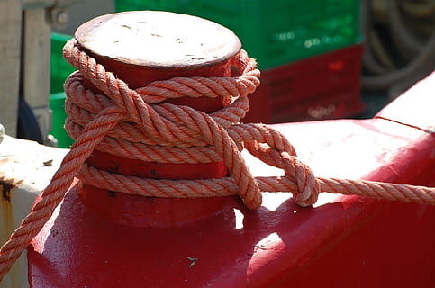 Tau, rot, Fix, Knoten, Sicherheit, Seil, gebunden, Post, Wasserfahrzeug, Nahansicht, Poller, Tag, Transportmittel, keine Leute, Sonnenlicht, Stärke, Klampe, Fokus auf den Vordergrund, Transport, Verbindung, Schutz, Natur, Metall, draußen, Holzpfosten, 1080P, CC0, gemeinfrei, lizenzfrei