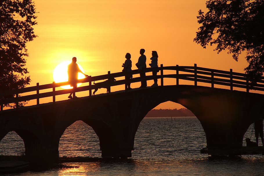 silhuet, personer, bro, solnedgang, parkere, mennesker, udendørs, sol, himmel, natur, landskab, zen, sollys, bro - menneskeskabt struktur, flod, skumring, vand, forbindelse, træ, rejsemål, arkitektur, bue, gruppe af mennesker, bygget struktur, orange farve, herrer, skønhed i naturen, rækværk, rigtige mennesker, livsstil, bue bro, 4K