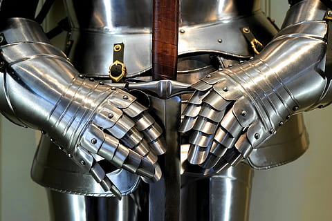 gris, armure de chevalier d'acier, épée, armure, arme, médiéval, Chevalier, militaire, Puissance, métal, antique, soldat, historique, combattant, acier, guerrier, guerre, ancien, métallique, force, la personne, le fer, fort, mâle, lourd, couleur argentée, machinerie, La technologie, argent - métal, brillant, à l'intérieur, aluminium, personne, journée, futuriste, science, robot, équipement, fermer, partie machine, alliage, industrie, cyborg, tuyau - tube, bouclier, agression, industrie métallurgique, 5K