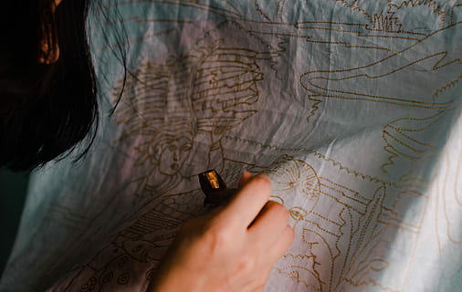 dibujo de batik, persona, dibujo, paño, Art º, modelo, mano, tinta, parte del cuerpo humano, una persona, mano humana, creatividad, de cerca, adulto, Arte y artesanía, adentro, artista, participación, actividad, adulto joven, habilidad, enfoque selectivo, conmovedor, comunicación, trabajando, 4K, CC0, dominio público, libre de derechos