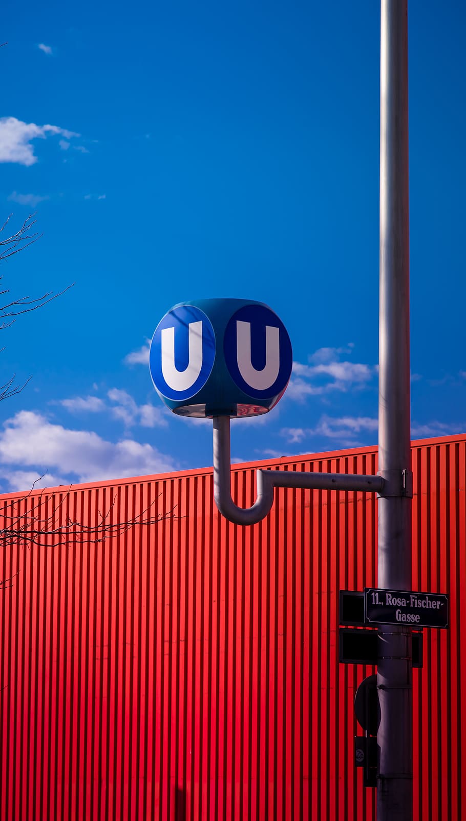 metro, podzemka, vlakové nádraží, podzemí, vlak, stanice, cestovat, Červené, modrý, nebe, kov, mrak - nebe, den, sdělení, Příroda, nikdo, architektura, číslo, venku, podepsat, text, technologie, pruhovaný, stavba, slunečního světla, osvětlovací zařízení, vzor, žehlička, 5K