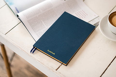 blocco note bookblock weskin, blu, cartonato, libro, accanto, tazza, caffè, in ritardo, bianca, di legno, tavolo, scrivania, taccuino, rivista, diario, personale, mattina, rompere, bordo dorato, sventare, scrittore, scrittura, bere, caffè - bevanda, tazza di caffè, boccale, cibo e bevande, comunicazione, in casa, nessuno, vista dall'alto, carta, rinfresco, natura morta, tecnologia, avvicinamento, pubblicazione, tecnologia wireless, vasellame, bloc notes, vuoto, 1080P, CC0, dominio pubblico, privo di copyright