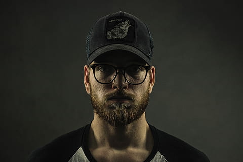 mand, iført, sort, kurvebræt cap, klar, briller, rammer, nærbillede fotografering, monteret, kasket, indrammet, objektiv solbriller, portræt, ru, struktur, dramatisk, hovedskud, studio skud, en person, skæg, indendørs, voksen, kigger på kameraet, herrer, ansigtshår, forfra, sort baggrund, ung voksen, hanner, tøj, sort farve, maskulinitet, mørk, menneskeligt ansigt, 5K, CC0, offentligt domæne, royaltyfrie