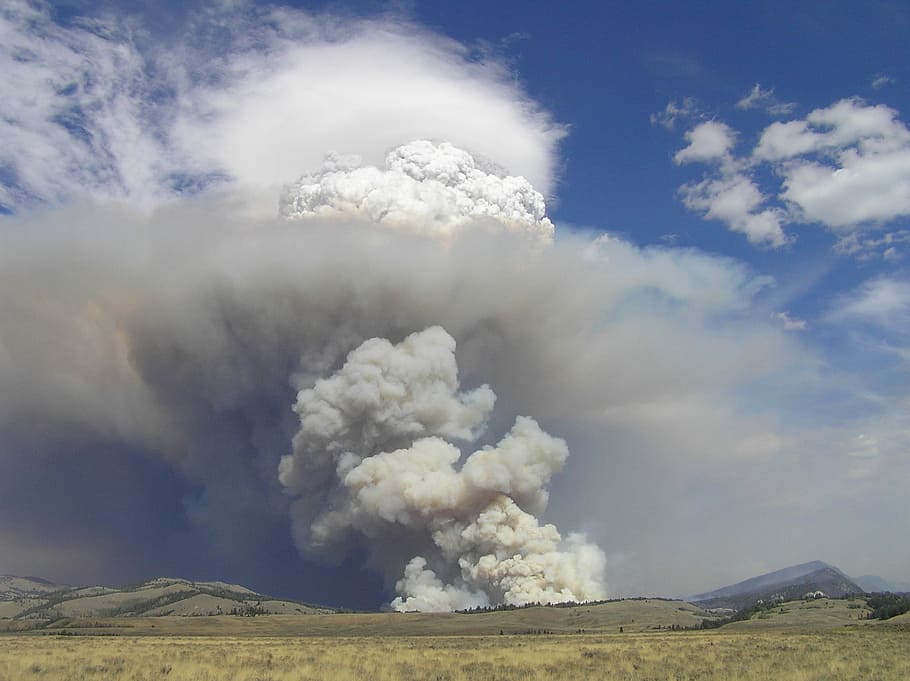 grau, düster, Himmel, Grün, Rasenplatz, Feuer, Rauch, Explosion, Wolke, Blau, Berg, Gras, Feld, Rauch - physische Struktur, Geologie, wolke - himmel, Vulkan, physische Geographie, Land, ausbrechen, Umgebung, Schönheit in der Natur, Landschaft, keine Leute, Natur, Szenen - Natur, Warnschild, Kommunikation, Zeichen, aktiver Vulkan, Nicht-städtische Szene, Vulkankrater, Kraft in der Natur, 1080P