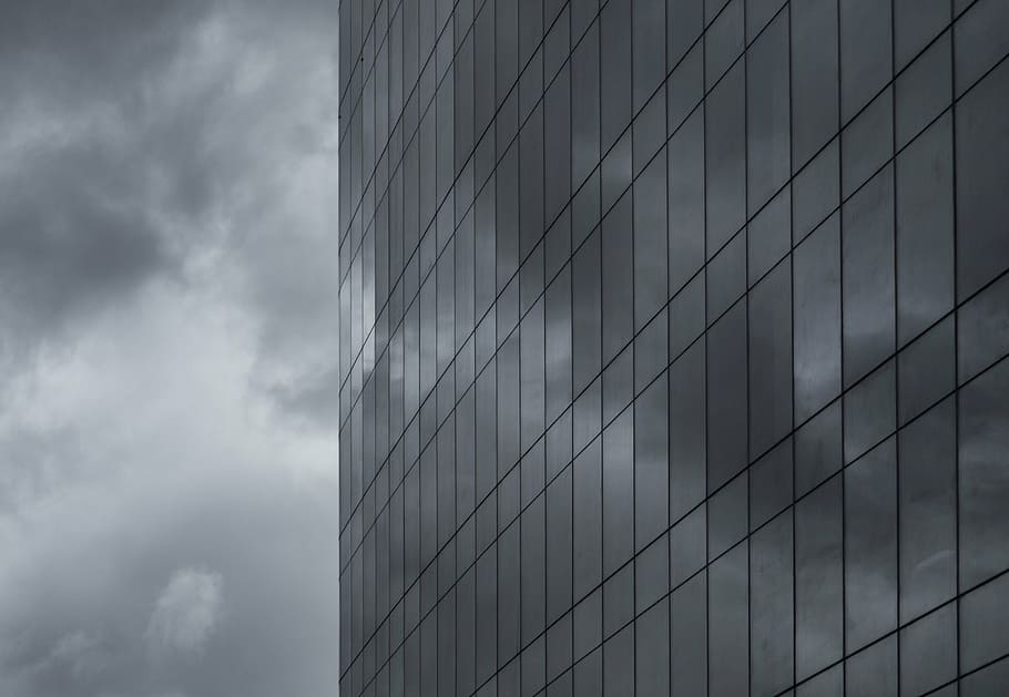 foto d'alt angle de grisos, edifici, escala de grisos, fotografia, finestres, arquitectura, ciutat, cel, fosc, tempesta, núvols, ennuvolat, torre, de gran alçada, núvol - cel, modern, exterior de l'edifici, dia, cap gent, a l'aire lliure, estructura construïda, vidre - material, oficina, exterior d’edifici d’oficines, naturalesa, vista d’angle baix, reflexió, patró, gratacels, 5K