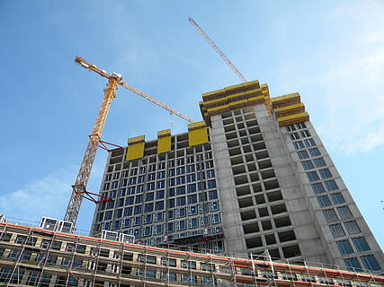 verme-eye, guarda la foto, grigio, calcestruzzo, giorno, costruzione, Berlino, Germania, Berlino, Germania, gru - macchine edili, architettura, sito di costruzione, esterno dell'edificio, industria, attività commerciale, struttura costruita, industria di costruzioni, macchinario, cielo, sviluppo, città, natura, Inquadratura dal basso, incompleto, edificio per uffici esterno, nessuno, moderno, alto - alto, all'aperto, attrezzatura da costruzione, grattacielo, lega, acciaio, 2K, CC0, dominio pubblico, privo di copyright