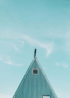 fotografering, grå, skur, struktur, arkitektur, lager, galvaniseret, stål, tagdækning, krikand, himmel, skyer, bygget struktur, bygning udvendig, lav vinkel visning, sky - himmel, natur, ingen mennesker, bygning, dag, udendørs, sollys, blå, høj sektion, moderne, boligområde, metal, trekant form, transportmidler, kopiere plads, Spir, 1080P, CC0, offentligt domæne, royaltyfrie
