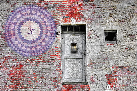 grå, træ-, 2-panel, 2-dørs dør, omgivet, beton, vægge, mandala, chakra, mursten, væg, dør, årgang, meditation, yoga, lotus, buddhisme, symbol, energi, zen, religion, esoterisk, indian, legeme, design, blomst, geometri, sundhed, åndelig, ornament, sakrale, skilt, lempelse, spiritualitet, mantra, aura, harmoni, hellige, blomster, ikon, kultur, mønster, balance, bygning udvendig, bygget struktur, arkitektur, vindue, bygning, murbygningsfunktion, dag, ingen mennesker, gammel, rød, indgang, udendørs, plante, forvitret, hus, natur, lukket, 1080P, CC0, offentligt domæne, royaltyfrie