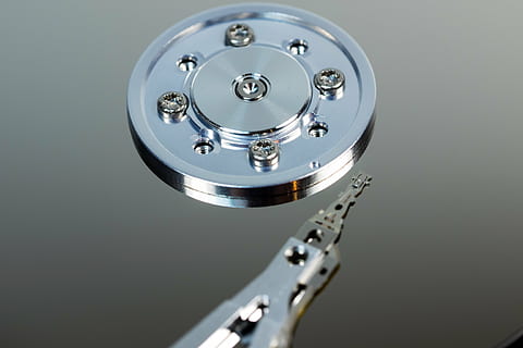 hårddisk, hdd, hårdvara, dator, disk, makro, datalagring, teknologi, läsa huvuden, inre arbeten, komponent, chip, Det, magnetiska huvuden, sata, styrelse, digital, databehandling, moderkort, skrivhuvuden, magnetisk datalagring, data, Skära ut, nål, edp, detalj, minneskrets, metall, grå, skinande, inomhus, inget folk, silverfärgad, närbild, reflexion, dator del, studio skott, silver - metall, Utrustning, cirkel, enda objekt, grå bakgrund, form, geometrisk form, förbindelse, krom, elektrisk utrustning, 4K, CC0, offentligt domän, royaltyfria