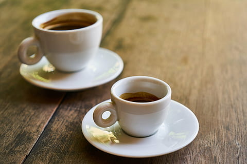 kaffe, kafe, bord, drikke, kopp, mat, kaffe kopp, koffein, bilde, god morgen, morgen, brun, våkne, makro, tre, ernæring, fotografering, mat foto, kjøkken, frokost, espresso, bakgrunn, restaurant, cappuccino, nærbilde, dobbelt, to, mat og Drikke, servise, tallerken, kaffe - drikke, krus, tre - materiale, forfriskning, varm drikke, friskhet, fokusere på forgrunnen, svart kaffe, ingen folk, tekopp, Kaffebutikk, 5K, CC0, offentlig domene, opphavsrett gratis