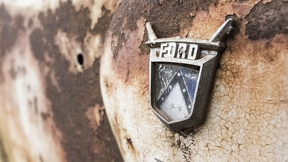 classico, emblema ford, arrugginito, veicolo, auto, scuola, ruggine, vecchio, guado, fordomatic, testo, comunicazione, nessuno, giorno, avvicinamento, architettura, all'aperto, struttura costruita, caratteristica della parete, messa a fuoco selettiva, sceneggiatura occidentale, metallo, danneggiato, intemperie, numero, parete, cartello, sporco, solido, 4K, CC0, dominio pubblico, privo di copyright