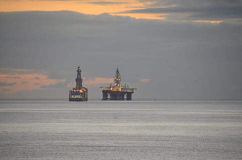 piattaforma, mare, lontano, gru, porta, luce del sole, nave, avvio, vista, prospettiva, largo, tecnologia, vacanza, orizzonte, vista sul mare, gru portuali, acqua, tramonto, industria petrolifera, lungomare, industria, piattaforma offshore, combustibile e produzione di energia, natura, impianto di perforazione, combustibile fossile, cielo, nessuno, architettura, nuvola - cielo, all'aperto, mezzi di trasporto, struttura costruita, olio, bene olio, 4K, CC0, dominio pubblico, privo di copyright