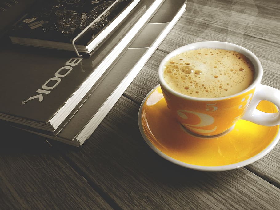 blanc, groc, ceràmica, tassa, ple, cafè, al costat, llibre, quadern, trencar, oficina, llibreta d'adreces, beure, menjar i beguda, refresc, cafè - beguda, tassa de cafè, taula, plat, vaixella, a l'interior, natura morta, frescor, beguda calenta, beguda espumosa, material de fusta, vista d’angle alt, menjar, cap gent, latte, begudes sense alcohol, safata, tassa de te, 4K