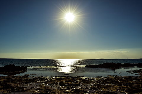 sole, tramonto, spiaggia, Percorso luminoso, luce del sole, pomeriggio, paesaggio, natura, acqua, mare, cielo, scenics - natura, bellezza nella natura, la tranquillità, orizzonte sull'acqua, scena tranquilla, orizzonte, riflessione, nessuno, terra, roccia, raggio di sole, riflesso lente, all'aperto, luminosa, illuminata, 5K, CC0, dominio pubblico, privo di copyright