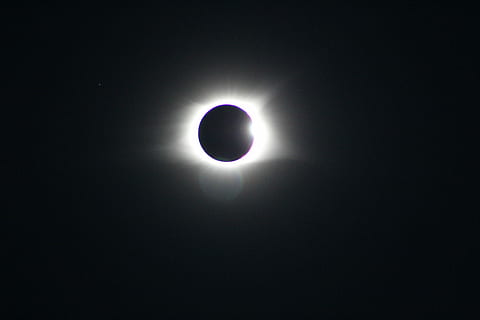 płytki, fotografia fokusowa, księżyc, scena zaćmienia Słońca, zaćmienie, słońce, ciemny, astrofotograf, zaćmienie Słońca, przestrzeń, astronomia, zjawisko naturalne, noc, żadnych ludzi, niebo, Natura, kopia przestrzeń, nauka, na dworze, okrąg, piękno natury, scenics - natura, pojedynczy obiekt, jasność, światło księżyca, 5K, CC0, domena publiczna, darmowe zdjęcia
