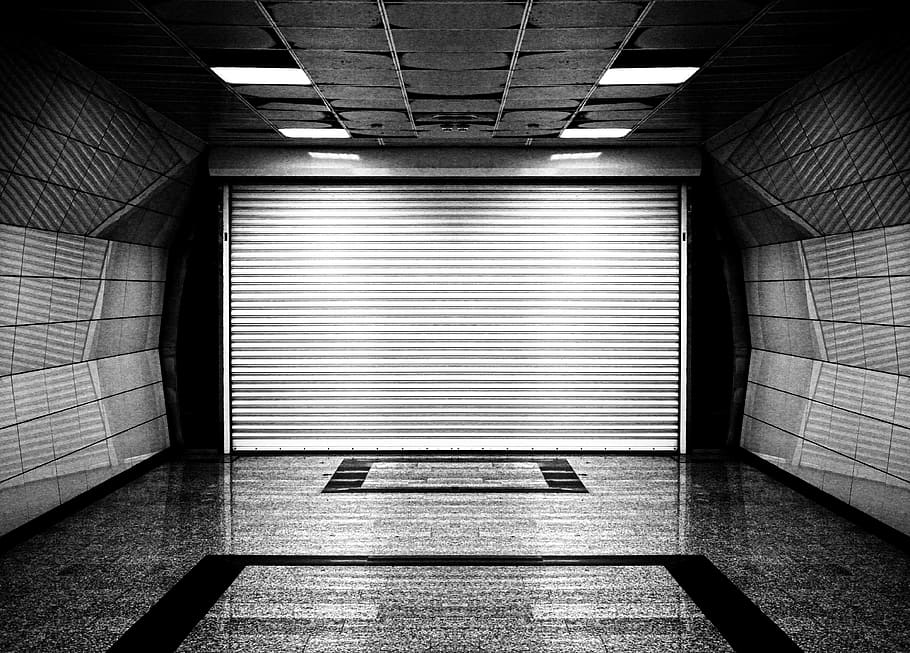 porta de garatge tancada, garatge, subterrani, botiga, tancat, metro, fosc, fons, fons de pantalla, a l'interior, arquitectura, buit, estructura construïda, cap gent, sòls, funció de construcció de parets, patró, dia, il·luminat, sostre, transport, absència, transport públic, el camí a seguir, direcció, llum solar, escala, pas inferior, 4K