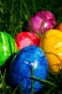 Ostereier, bunt, Ostern, Osterei, Ei, Dekoration, Frohe Ostern, farbig, Osterei malen, Farbe, Frühling, Ostertradition, gemalt, Gras, mehrfarbig, Feier, Essen und Trinken, Nahansicht, Lebensmittel, Pflanze, grüne Farbe, keine Leute, Blau, Kunst und Handwerk, Urlaub, Natur, Tag, Frische, Fokus auf den Vordergrund, lila, draußen, 4K, CC0, gemeinfrei, lizenzfrei