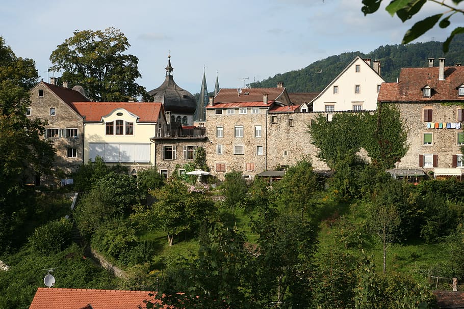gammel, bymuren, øverst, by, gamle by, øvre by, bregenz, østrig, bygning, huse, offentligt domæne, arkitektur, hus, Europa, bygning udvendig, tag, arkitektur og bygninger, træ, boligbyggeri, ingen mennesker, bygget struktur, plante, boligområde, natur, dag, himmel, vækst, udendørs, grøn farve, sted for tilbedelse, bjerg, religion, bybilledet, 2K