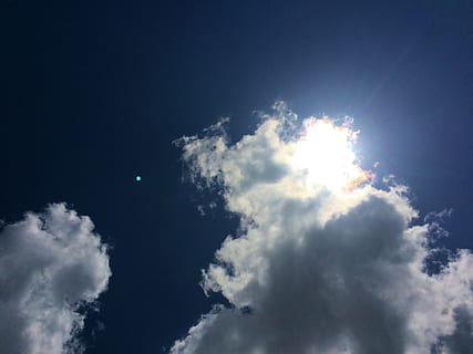 Himmel, Wolke, blauer Himmel, Sonne, Sommer-, glitzernd, Yokosuka, wolke - himmel, Flachwinkelansicht, Schönheit in der Natur, Natur, Ruhe, Szenen - Natur, keine Leute, ruhige Szene, Sonnenlicht, draußen, idyllisch, Tag, Blau, weiße Farbe, Mond, Hintergründe, flauschige, Sonnenstrahl, Weichheit, hell, Meteorologie, 2K, CC0, gemeinfrei, lizenzfrei