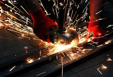 person, ved brug af, vinkelsliber, stålramme, daniel, metal, rød, værksted, jern nakke eğişi, bevægelse, beskæftigelse, gnister, arbejder, rigtige mennesker, industri, menneskelig hånd, en person, lang eksponering, sløret bevægelse, hånd, varme - temperatur, indendørs, svejsning, menneskelig kropsdel, ild, brænding, metalindustrien, dygtighed, 2K, CC0, offentligt domæne, royaltyfrie