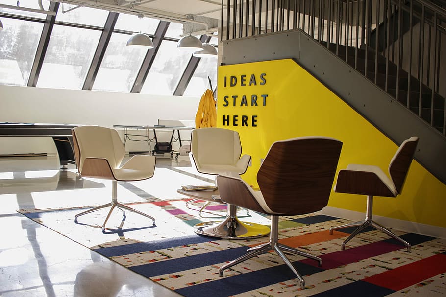 vier, Weiß, Ledersessel, Innerhalb, Zimmer, vier weiß-braune Stühle, Gebäude, die Architektur, Büro, Schritte, Treppe, Stuhl, Sitz, drinnen, keine Leute, Möbel, Geschäft, Tabelle, Kommunikation, Gelb, Bürostuhl, Technologie, Abwesenheit, Schreibtisch, Computer, leeren, Tag, Großunternehmen, 5K
