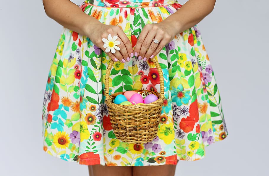 Person, halten, braun, Weidenkorb, Ostern, Osterkorb, Ostereier, Ostereiersuche, Eier, bunt, Party, Urlaub, Feier, hell, Gänseblümchen, Korb, Frühling, Jahreszeit, Farbe, glücklich, Dekoration, Tradition, Gelb, Gras, farbig, April, dekorativ, süß, saisonal, Pastell-, Süss, Spaß, mehrfarbig, eine Person, nur ein Mädchen, Menschen, menschliche Hand, nur für Kinder, menschliches Körperteil, Kind, Studioaufnahme, Lebensmittel, Mittelteil, Essen und Trinken, drinnen, Container, Vorderansicht, weißer Hintergrund, Ei, Nahansicht, Hand, Frische, Blumenmuster, Versuchung, 5K