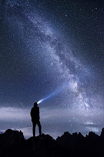 home, utilitzant, llanterna, night ime, nit, ime, senderisme, Via Làctea, naturalesa, astronomia, estrella - espai, muntanya, galàxia, aventura, cel, exploració, paisatge, a l'aire lliure, gent, cim de muntanya, espai, silueta, homes, viatjar, un sol home, cel dramàtic, escenics - natura, bellesa a la natura, una persona, de peu, estrella, camp estel·lar, persones reals, escena tranquil·la, activitat d'oci, tranquil·litat, espai i astronomia, 4K, CC0, domini públic, lliure de regalies