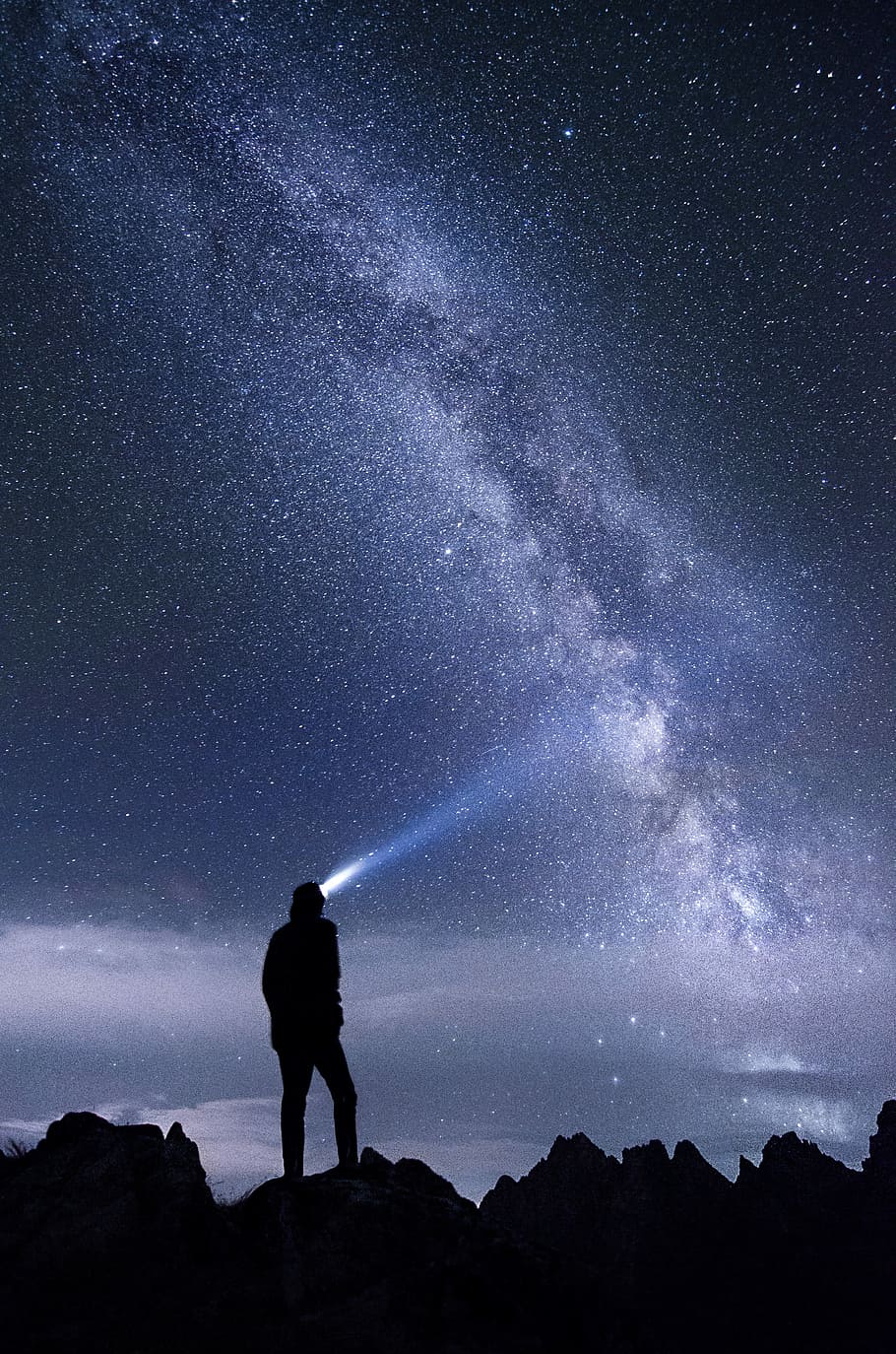 home, utilitzant, llanterna, night ime, nit, ime, senderisme, Via Làctea, naturalesa, astronomia, estrella - espai, muntanya, galàxia, aventura, cel, exploració, paisatge, a l'aire lliure, gent, cim de muntanya, espai, silueta, homes, viatjar, un sol home, cel dramàtic, escenics - natura, bellesa a la natura, una persona, de peu, estrella, camp estel·lar, persones reals, escena tranquil·la, activitat d'oci, tranquil·litat, espai i astronomia, 4K