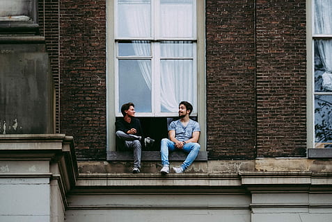to, herrer, sidder, rude mantel, mand, bygning vindue, bygning, arkitektur, vindue, åben, voksen, fuld længde, ung voksen, bygning udvendig, Kvinder, afslappet tøj, to personer, venskab, meddelelse, unge mænd, unge kvinder, samvær, mennesker, teknologi, lempelse, par - forhold, udendørs, 4K, CC0, offentligt domæne, royaltyfrie