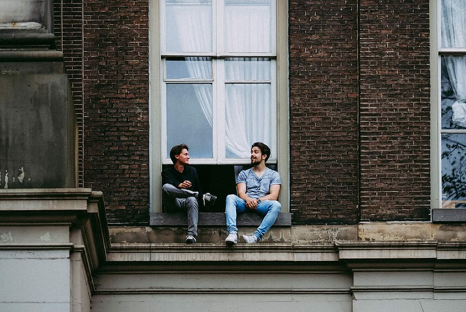 to, herrer, sidder, rude mantel, mand, bygning vindue, bygning, arkitektur, vindue, åben, voksen, fuld længde, ung voksen, bygning udvendig, Kvinder, afslappet tøj, to personer, venskab, meddelelse, unge mænd, unge kvinder, samvær, mennesker, teknologi, lempelse, par - forhold, udendørs, 4K