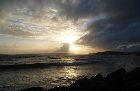 corpo, acqua, d'oro, ora, paesaggio, onde oceaniche, tramonto, oceano, onde, mare, natura, paesaggio naturale, spiaggia, bellissimo, orizzonte, costa, onda d'acqua, onda, panoramico, tempo metereologico, onda dell'oceano, scenario, vista, nuvola - cielo, cielo, Paesaggi, crepuscolo, Cloudscape, orizzonte sull'acqua, all'aperto, nessuno, roccia - oggetto, paesaggio marino, cielo drammatico, tempesta, bellezza nella natura, buio, immagine a colori, nuvoloso, scena tranquilla, scenics - natura, la tranquillità, terra, idilliaco, sole, luce del sole, luminosa, 4K, CC0, dominio pubblico, privo di copyright