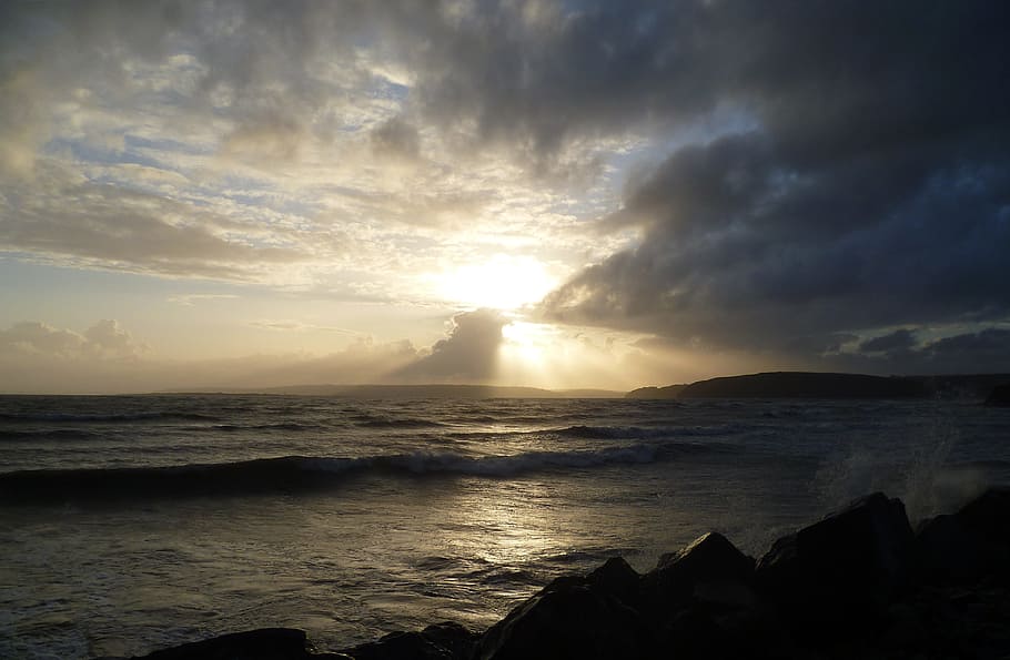 corpo, acqua, d'oro, ora, paesaggio, onde oceaniche, tramonto, oceano, onde, mare, natura, paesaggio naturale, spiaggia, bellissimo, orizzonte, costa, onda d'acqua, onda, panoramico, tempo metereologico, onda dell'oceano, scenario, vista, nuvola - cielo, cielo, Paesaggi, crepuscolo, Cloudscape, orizzonte sull'acqua, all'aperto, nessuno, roccia - oggetto, paesaggio marino, cielo drammatico, tempesta, bellezza nella natura, buio, immagine a colori, nuvoloso, scena tranquilla, scenics - natura, la tranquillità, terra, idilliaco, sole, luce del sole, luminosa, 4K