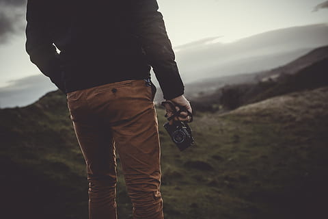 home, de peu, costa amunt, celebració, negre, digital, càmera, persona, pendent de muntanya, escapar, paio, masculí, senderisme, a l'aire lliure, naturalesa, muntanya, aventura, una persona, homes, gent, esport, còpia espai, caminar, femelles, vista del darrere, cel, motxilla, estils de vida, un sol home, només adults, adult, activitat d'oci, escenics - natura, activitat, persones reals, secció mitjana, dia, càmera - equip fotogràfic, centrar-se en primer pla, terra, escena tranquil·la, tranquil·litat, bellesa a la natura, Serra, càmera digital, 5K, CC0, domini públic, lliure de regalies