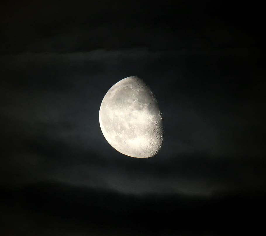 Mitja lluna, lluna, tancar, amunt, cel, espai, nit, astronomia, ple, planeta, solar, sistema, Lluna planetària, escenics - natura, bellesa a la natura, superfície de la lluna, tranquil·litat, vista d’angle baix, lluna plena, naturalesa, cap gent, fosc, cercle, escena tranquil·la, descobriment, forma geomètrica, a l'aire lliure, astrologia, llum de la lluna, espai i astronomia, 1080P