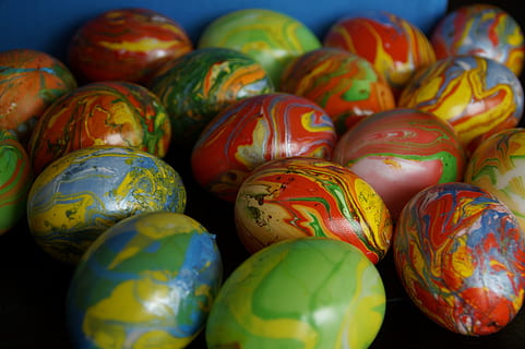 ou, ous de Pasqua, colorit, de marbre, Pasqua, ou de Pasqua, Feliç Pasqua, decoració, pintura d'ous de Pasqua, color, decoracions de pasqua, de colors, ous de colors, salutació de pasqua, multicolor, celebració, menjar, gran grup d'objectes, primer pla, menjar i beguda, festa, a l'interior, art i artesania, cap gent, natura morta, patró, pintura, fons, marc complet, 5K, CC0, domini públic, lliure de regalies